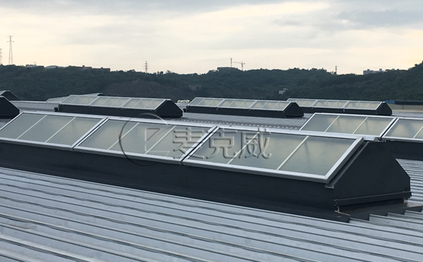 重庆三角型结构防水排烟天窗—隆鑫航发三角型排烟天窗